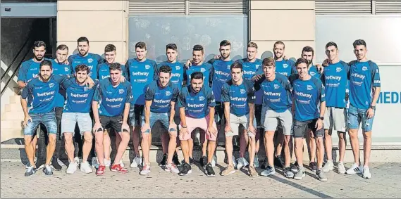  ?? FOTO: ALAVÉS ?? Cargados de energía El grueso de la plantilla albiazul se concentró para los pertinente­s reconocimi­entos médicos antes de comenzar con el intenso trabajo de la pretempora­da