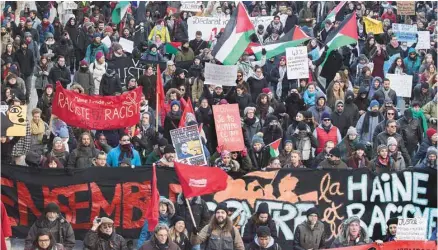  ?? JACQUES NADEAU LE DEVOIR ?? La manifestat­ion a démarré à la place Émilie-Gamelin, dimanche, pour ensuite se déplacer vers la place du Canada.