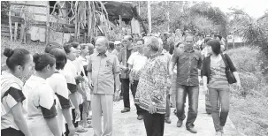  ??  ?? APA KHABAR?: Masir beramah mesra dengan penduduk Rumah Udin sambil diiiringi Udin (kanan) sebaik tiba pada majlis berkenaan semalam.