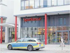  ?? SZ-FOTO: NINA LOCKENVITZ ?? Ein Verwirrter hat einen Polizeiein­satz in der Sparkasse in Ehingen ausgelöst.