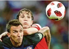  ?? Foto: Rebecca Blackwell/dpa ?? Der „tolle Russe“Mario Fernandes (rechts) im Duell mit dem Kroaten Mario Mand zukic.