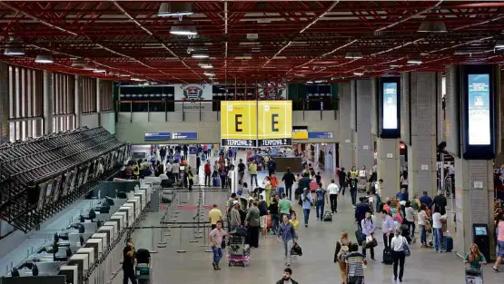  ?? Léo Burgos - 14.set.16/Folhapress ?? Movimento no terminal 2, que recebe 4 de cada 10 voos internacio­nais no aeroporto de Guarulhos (SP) e que passará a ter só uma casa de câmbio