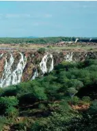  ??  ?? GROOT WATERS (bo). Die Ruacana-waterval het mooi geloop na die onlangse reën in die noorde van Namibië. DIE KRONKELPAS (onder). Die Serra da Leba-pas is sekerlik een van Angola se mees ikoniese paaie en dus ’n selfie werd.