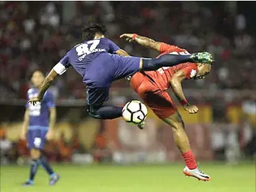  ?? TAWAKKAL/FAJAR ?? TUGAS BERAT: Bek kiri Arema FC Johan Alfarizie (kiri) dan penyerang PSM Titus Bonai di Stadion Andi Mattalatta, Makassar (10/5).