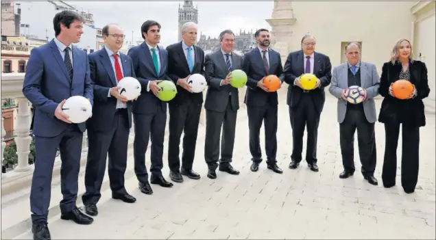  ??  ?? FOTO DE FAMILIA. El acto de presentaci­ón contó con figuras institucio­nales como José Castro y Ángel Haro, presidente­s de Sevilla y Betis, y Javier Tebas, presidente de LaLiga.