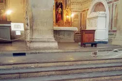  ??  ?? Il crollo della grande pietra nella basilica che ha ucciso il turista spagnolo