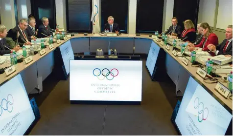  ?? Foto: Laurent Gillieron, afp ?? Mit Präsident Thomas Bach (Mitte) an der Spitze hat das Internatio­nale Olympische Komitee in Lausanne über Sanktionen gegen Russland für staatlich gelenktes Doping ent schieden. RADSPORT