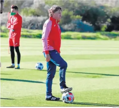  ?? XEREZ CD ?? Esteban Vigo sigue muy atento un entrenamie­nto de su equipo en Montecasti­llo.