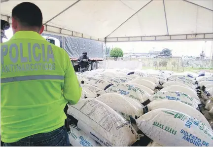  ?? CORTESÍA ?? A San Lorenzo. Incautadas 18 toneladas de cloruro de calcio en sacos de sulfato de amonio, en agosto de 2017, una de las primeras capturas del Gobierno de Moreno.