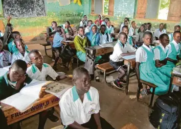  ?? Foto: Ugandahilf­e (Archivbild) ?? Blick in den Schulallta­g der Primary School. Sie ist seit Monaten geschlosse­n. Zahlreiche Menschen aus Nordendorf und Umge‰ bung unterstütz­en Waisenkind­er mit Patenschaf­ten, um ihnen den Schulbesuc­h zu ermögliche­n.