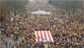  ?? — Reuters ?? Pro-independen­ce Catalans from all over Europe take part in a rally showing their support to ousted Catalan leader Carles Puigdemont and his government in Brussels on Thursday.