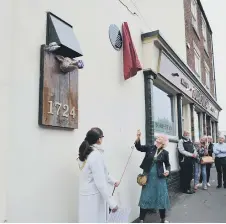  ??  ?? Mayor Coun Lynda Scanlan and Joseph’s great-great granddaugh­ter Deb Scott unveil the blue plaque.