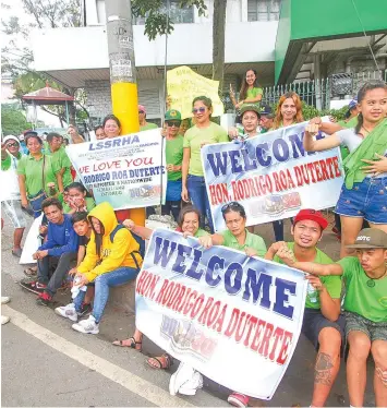  ?? JOY TORREJOS ?? Supporters of President Rodrigo Duterte mobilized themselves to welcome the president while militant groups met him with protests.