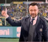  ?? LAPRESSE/ANSA ?? ● 1
Il vantaggio del Parma contro lo Spezia firmato da Fabio Ceravolo, 31 anni, 7 reti in questa stagione
● Il tecnico Roberto D’Aversa, 42 anni: la stagione scorsa ha vinto la Lega Pro ai playoff
● La gioia del Parma dopo la conquista della Serie A...