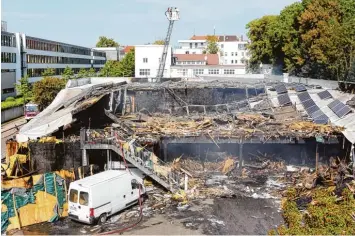  ?? Foto: Annette Zoepf ?? Ein Bild der Zerstörung: Das ausgebrann­te Sozialzent­rum der Caritas in Augsburg muss abgerissen werden.