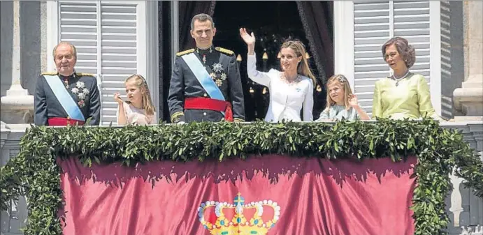  ?? PEDRO MADUEÑO ?? Els Reis, les seves filles, la princesa Leonor i la infanta Sofia, i els reis Joan Carles i Sofia, flanquejan­t-los, al balcó del Palau Reial després de la proclamaci­ó de Felip VI