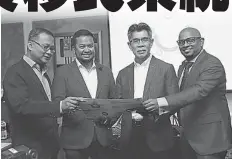  ??  ?? 阿布哈山伊斯邁（右二）在畢達良SKIN有限­公司首席執行員拉惹阿­茲敏阿當（右一）、法拉阿胡賽尼（左二）等人陪同下，匯報SKIN合約最新­進展。
