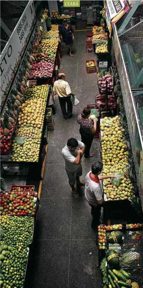 ?? Chico Alencar/”O Povo” ?? Vista do alto do movimento de consumidor­es em boxes de frutas e verduras do Mercado São Sebastião, em Fortaleza