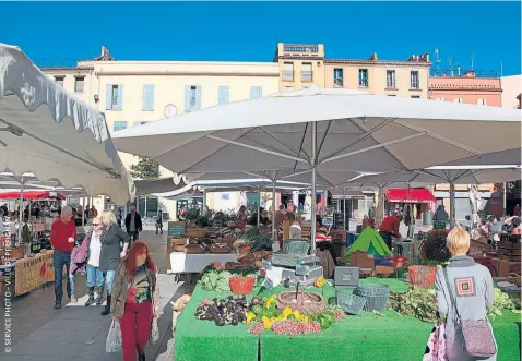  ??  ?? Perpignan es una ciudad donde los olores y los sabores son ricos y variados, especialme­nte en los mercados que se celebran semanalmen­te en las plazas. También es el lugar ideal para pasear tranquilam­ente y descubrir pequeñas joyas del Art Déco.