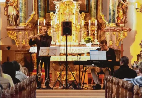  ?? Foto: Bunk ?? Markus Kerber und Robert Haas (von links) brachten die Zuhörer in der Binswanger Pfarrkirch­e St. Nikolaus dazu, die Seele baumeln zu lassen.