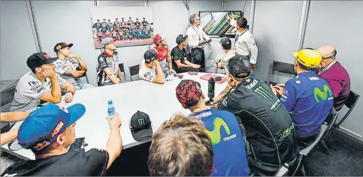  ?? FOTO: MOTOGP.COM ?? Una reunión de los viernes de la Comisión de Seguridad. La mayoría de los pilotos de la parrilla estrella tienen una cita ineludible los viernes de Gran Premio con Carmelo Ezpeleta, Franco Uncini y Loris Capirossi