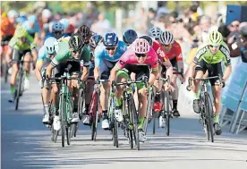  ?? CORTESÍA DE LA VUELTA ANDALUCÍA ?? Nelson Soto (verde) tratando de imponerse en el esprint final de la tercera etapa.