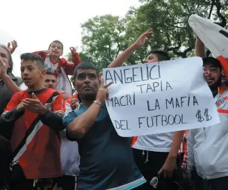  ?? JAVIER GONZALEZ TOLEDO/AFP ?? Revolta. Torcedores do River protestara­m contra o presidente do Boca, da AFA e da Argentina
