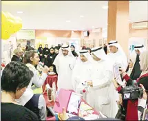  ?? KUNA photo ?? Minister of Education Dr Mohammad Al-Fares visits the Salwa school.