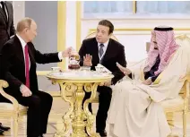  ??  ?? الرئيس الروسي مقدمًا الشاي لخادم الحرمني الشريفني. (تصوير: بندر الجلعود )@Bandaralga­loud