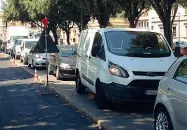  ??  ?? Piazza della Costituzio­ne: anche qui il rosso dura tanto...