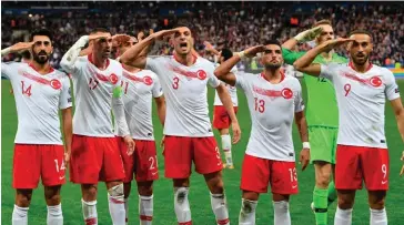  ??  ?? Salut. Le 14 octobre, au Stade de France, lors du match France-Turquie, les joueurs turcs ont fait le salut militaire, coupé lors de la retransmis­sion.