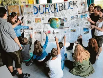  ?? Archivbild: Mittelschu­le Aindling ?? Die Fotowettbe­werb Sieger im vergangene­n Jahr: Mit unserer Zeitung haben sich die Schüler der Klasse 8 cM von der Mittelschu­le Aindling Durchblick verschafft – und für ihr kreatives Klassenfot­o 300 Euro gewonnen.