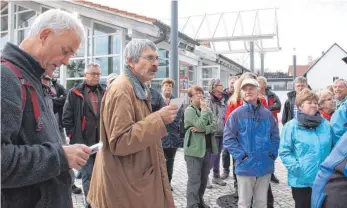  ?? FOTO: SPRENG ?? Vor dem Backhaus in Königsheim wurden rund 50 Exkursions­teilnehmer vom stellvertr­etenden Amtsleiter des Kreisarchi­v- und Kulturamts Roland Heinisch und von den Königsheim­ern Dr. Gustl Frech und Udo Stürner (von links) sowie von Bürgermeis­ter Konstantin...