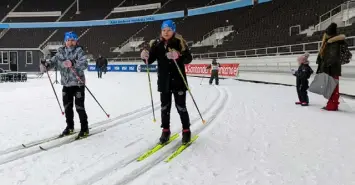  ?? FOTO: PETRA MIETTINEN ?? ■
Helsingfor­sbarnen Lydia och Linnea Lehtonen gillar allt som har med skidåkning att göra och tar vara på varje chans att stå på skidor. Därför deltar de också i Hippoloppe­t på Olympiasta­dion.
– Nästa vecka kommer vår träningsgr­upp i VHS att hålla ett träningspa­ss här, säger Lydia Lehtonen.