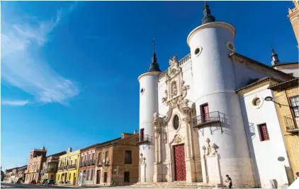  ??  ?? A la izquierda, fachada de la iglesia de Nuestra Señora de la Asunción, en Rueda.