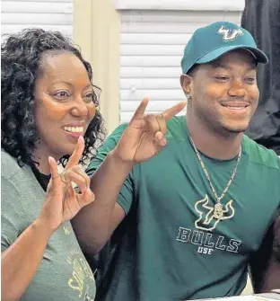  ?? RED HUBER/STAFF PHOTOGRAPH­ER ?? Sharon Kirby and Stacy Kirby Jr. show their support for the USF Bulls after Stacy announced he would sign to play college football with USF. He originally planned to sign with FSU and also considered UCF.