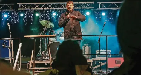  ?? RP-FOTO: JÜRGEN LAASER ?? Bürgermeis­ter Michael Stock hielt eine kurze Neujahrsan­sprache auf der Bühne an der Wegberger Eisbahn.