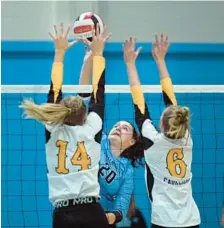  ?? KENNETH K. LAM/ BALTIMORE SUN ?? Westminste­r’s Emma Reaves tries to hit the ball past South Carroll’s Sam Rice, far left, and Jenna Askeland during Thursday night’s match. The Cavaliers secured the first win by a Carroll County opponent over Westminste­r since Winters Mill bested the Owls in 2018.