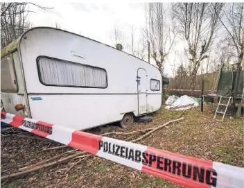  ?? FOTO: CHRISTIAN MATHIESEN/DPA ?? Absperrban­d der Polizei hängt um eine Campingpla­tz-Parzelle in Lügde.