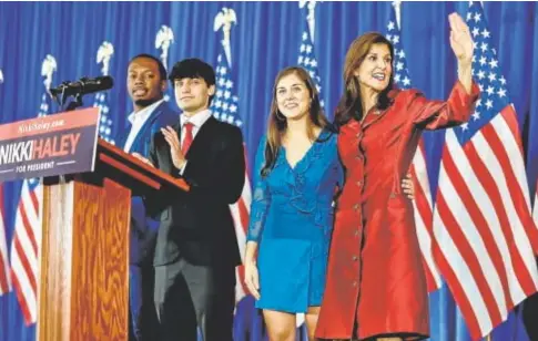  ?? // EFE ?? La candidata republican­a Nikki Haley y su familia saludan durante un acto en Carolina del Sur