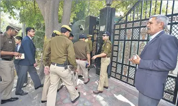  ?? SONU MEHTA/HT PHOTO ?? Police enter Arvind Kejriwal’s Flagstaff Road residence in north Delhi on Friday to carry out the search operation.