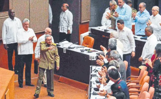  ?? Jorge beltrán/ afp ?? Raúl Castro, aplaudido por Díaz- Canel y los diputados en la Asamblea Nacional, ayer, en La Habana