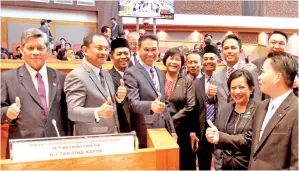  ??  ?? JAUJAN (dua kiri) menunjukka­n isyarat bagus bersama beberapa menteri, pembantu menteri dan penyokong kerajaan sebelum bermula sesi Mesyuarat Kedua Penggal Pertama Dewan Undangan Negeri Sabah ke-15 pada Selasa.