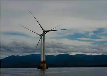  ?? FOTO: MARIT HOMMEDAL, SCANPIX ?? VERDENS FØRSTE: Hywind-møllene er verdens første flytende vindmøllep­ark til havs, en park som produserer strøm til 20.000 husholdnin­ger.