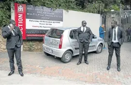  ?? Picture: IHSAAN HAFFEJEE ?? ‘TACKY’ BUT NICE: Private guards kept watch during yesterday’s auction of Radovan Krejcir’s house in Bedfordvie­w, east of Johannesbu­rg