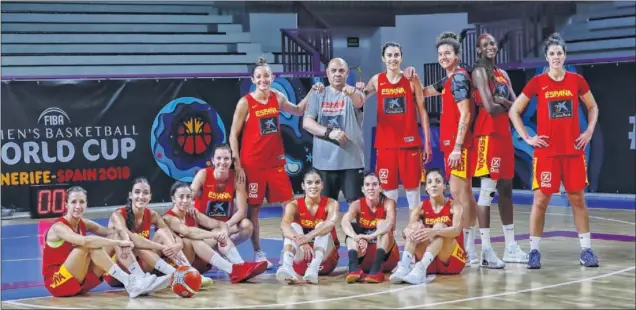  ??  ?? FAMILIA. Después de una larga preparació­n, ha llegado la hora: la Selección debuta en el primer Mundial femenino que se disputa en territorio español. El objetivo, las medallas.