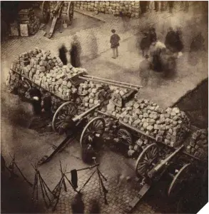  ??  ?? Arriba, barricadas en París durante la Comuna en 1871, por Pierre-Ambrose Richebourg. A su derecha, un autorretra­to de Baudelaire.