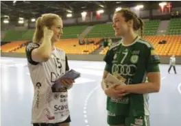  ?? FOTO: ÅGE HARALD DRANGSHOLT ?? Kari Brattset (t.h) banket inn sju mål fra streken da Györ slo Vipers 33–29 i Ungarn, og er blant dem som må stoppes. Her er hun i samtale med Linn Jørum Sulland etter kampen.