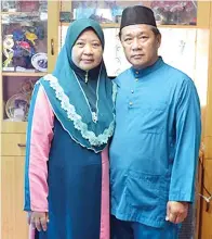  ??  ?? ANAK sulung Amat Jutrah bersama isteri Dang Normah Ayun.