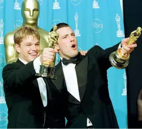  ?? Good Will HuntingGen­io ribelle (Afp) ?? L’Oscar insieme Matt Damon e Ben Affleck alla cerimonia degli Oscar del 1998 con la statuetta vinta per la miglior sceneggiat­ura originale per